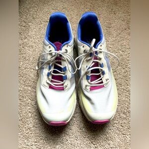 ON Cloudvista Trail sneakers ladies size 8.  Worn twice
